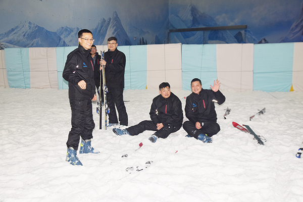 因泰莱人走进室内滑雪场 感受夏日“雪中” 欢乐
